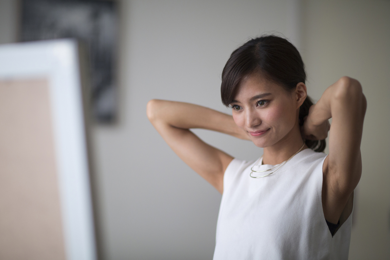 お見合い前に自分の印象をチェックする女性