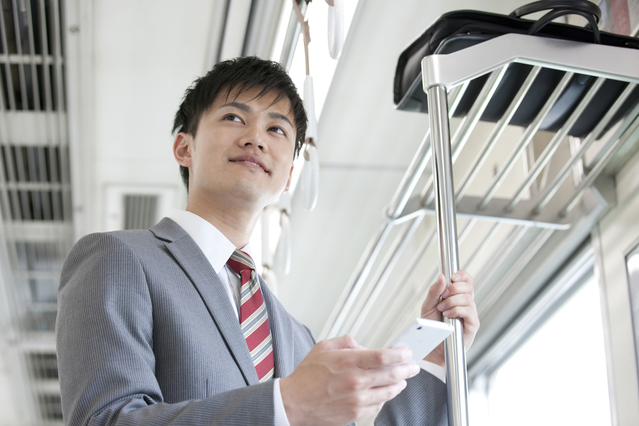 お見合い後に気づきをメモする男性のイメージ