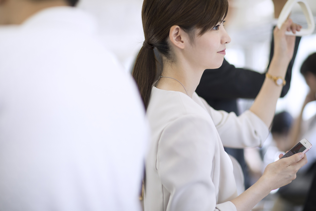 結婚相談所の費用やデメリットを比較検討して悩む女性のイメージ