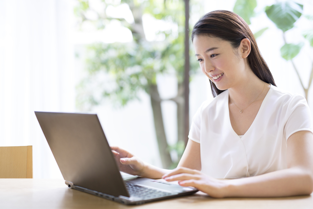 結婚相談所の無料相談をオンラインで受ける女性