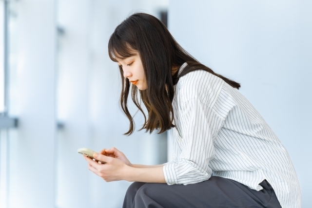 マッチングアプリで真剣な出会いがなく結婚に迷う女性