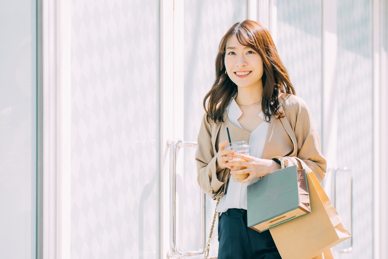 春のお見合い服装（ライトトレンチと清楚なコーデ）