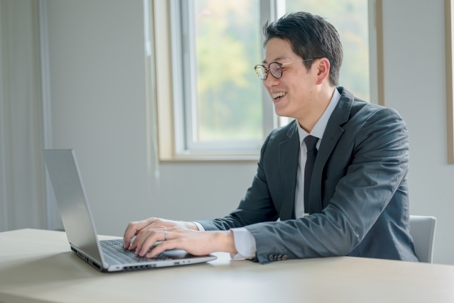 結婚相談所の無料相談をオンラインで受けている20代男性