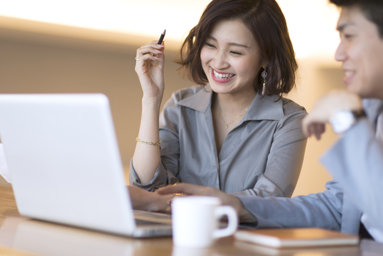 結婚相談所の仕組みを説明するためにカウンセラーが会員検索をしている様子