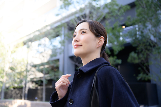 埼玉・大宮エリアの街並みとともに、結婚相談所ポルトヌールの無料相談案内を示すビジュアル