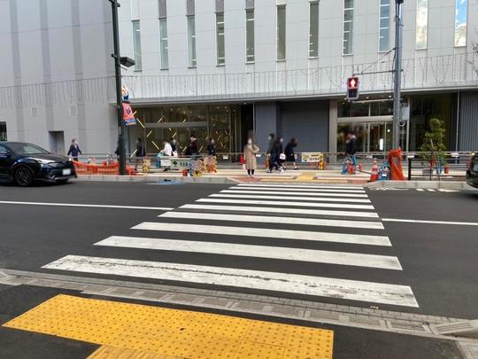 すずらん通りの突き当たり横断歩道を渡り左へ約50m進む地点