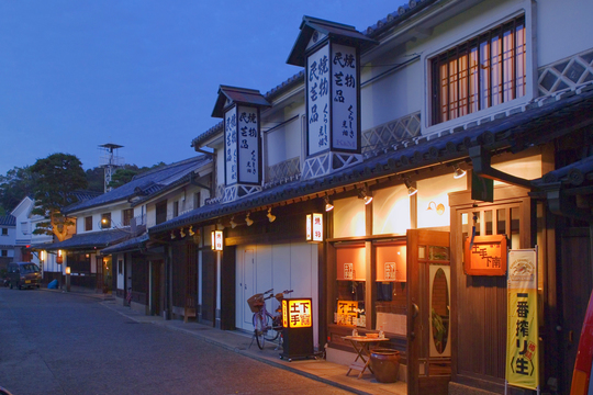 川越のライトアップされた蔵造りの町並みでロマンチックな婚活デート