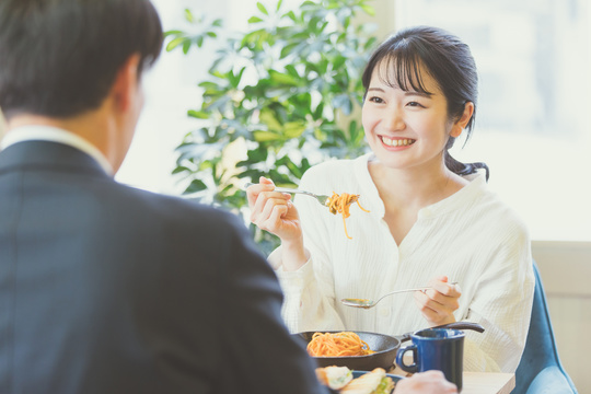 結婚相談所の美人女性会員と出会う30代男性が笑顔で会話するヒーロー画像